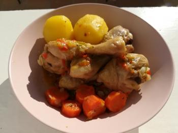 Imagen de la receta de Muslitos de pollo con patata y zanahoria